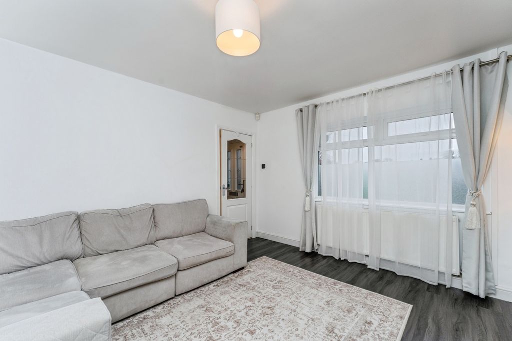 Property photo 3 of 23 Lounge