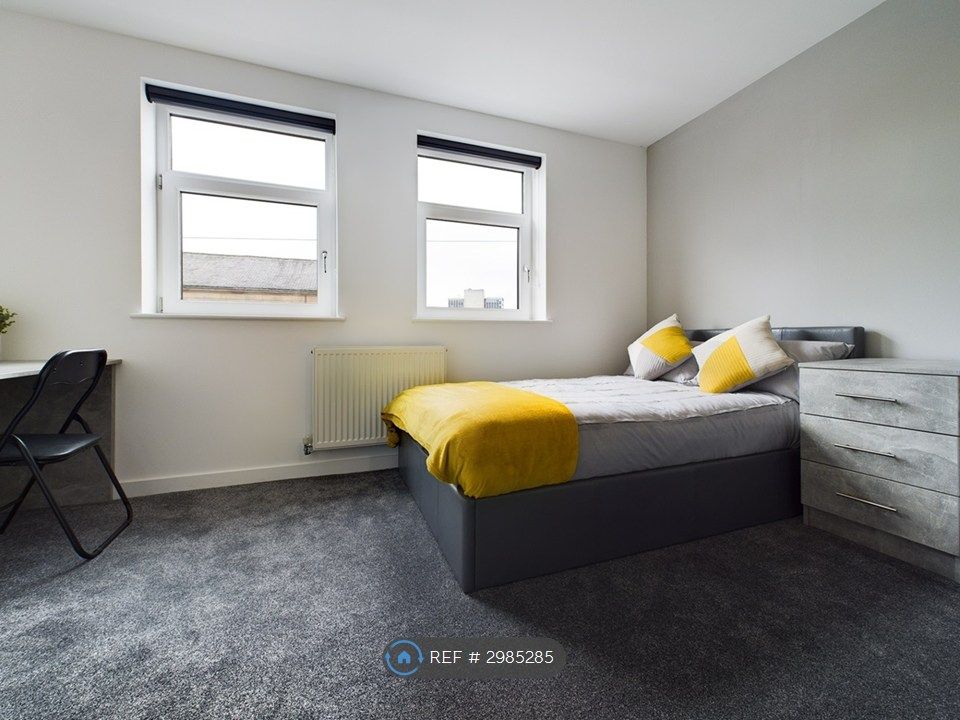 Property photo 1 of 17 Room 6