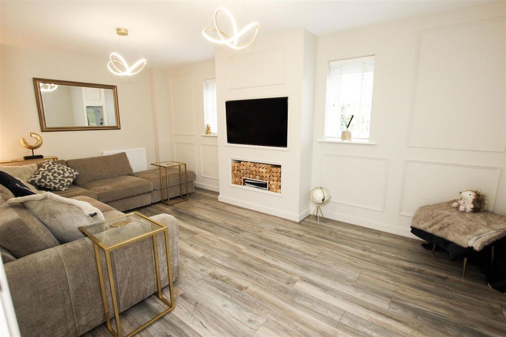 Property photo 2 of 17 Front Facing Living Room