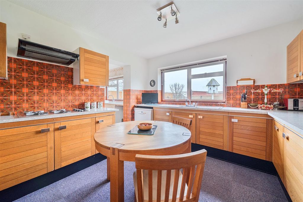 Property photo 3 of 27 Kitchen