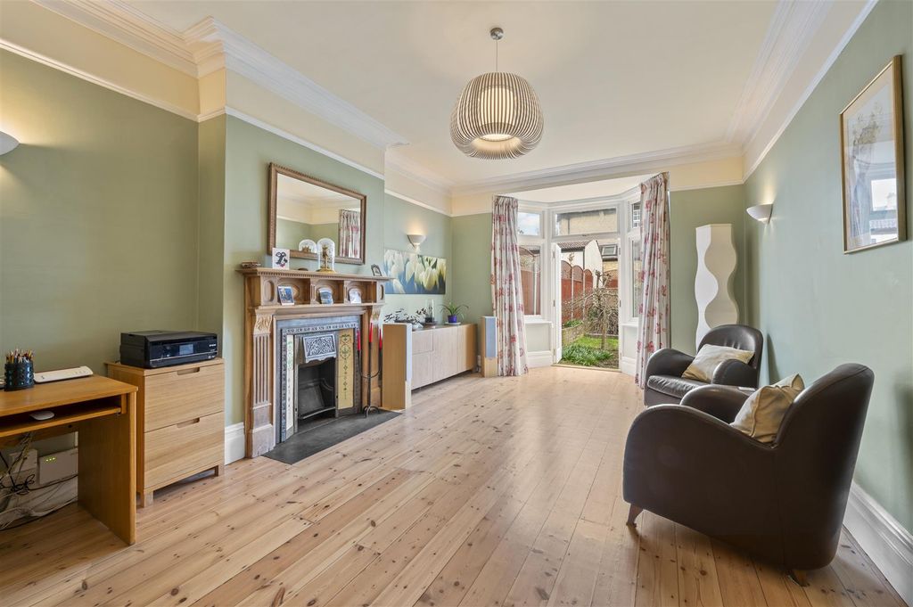 Property photo 3 of 28 124 Pepys Road,12.Jpg