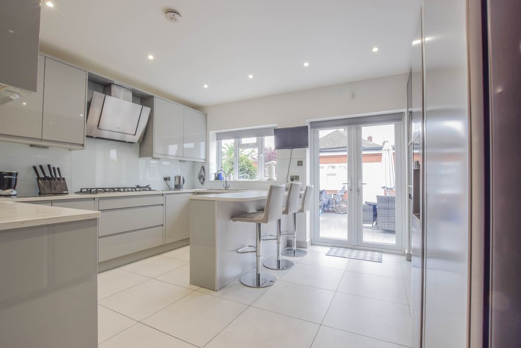 Property photo 1 of 32