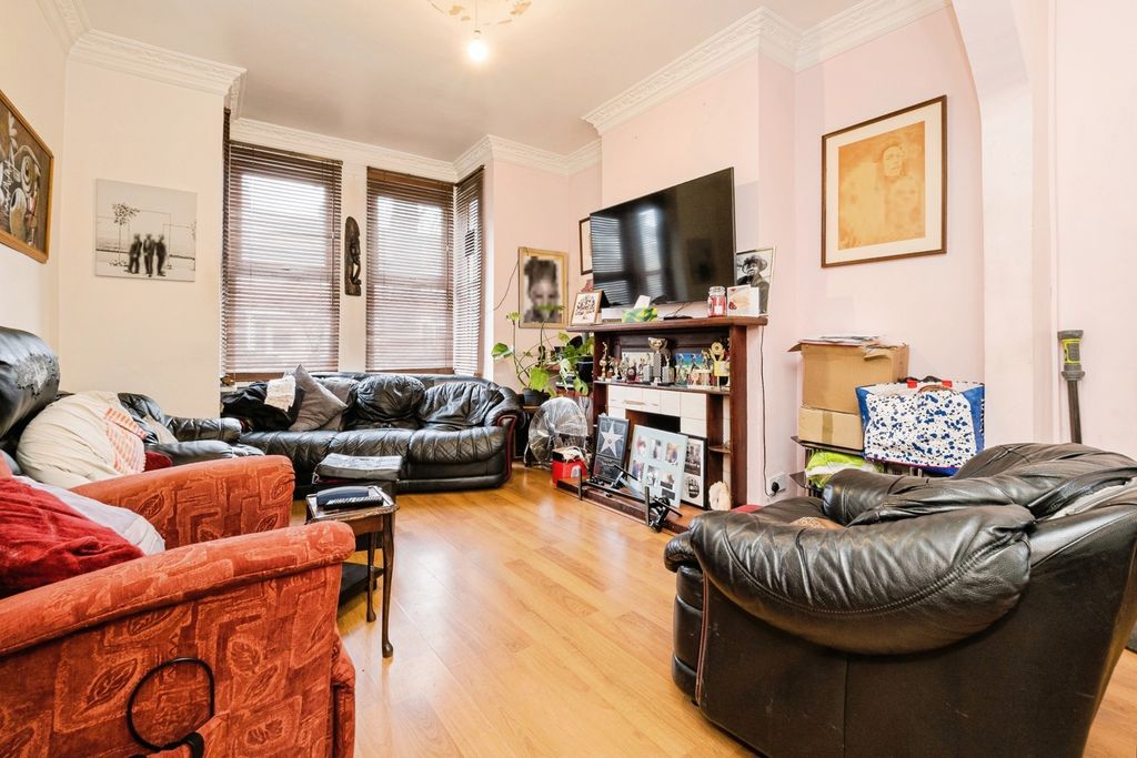 Property photo 3 of 17 Pbox-Img.Jpg