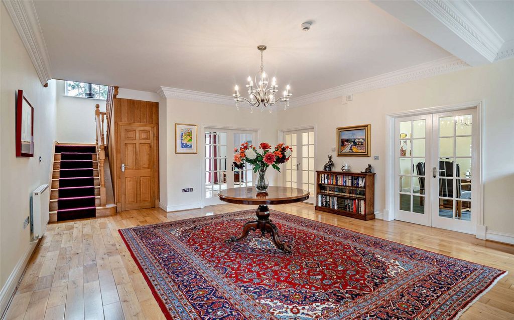Property photo 3 of 31 Entrance Hall