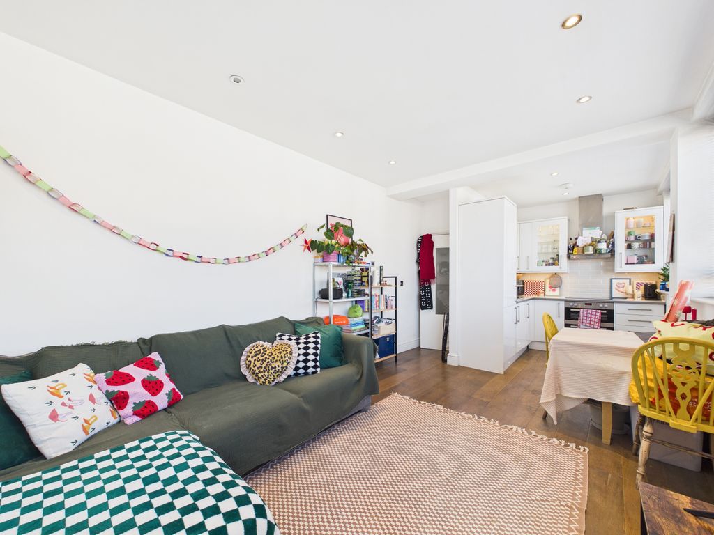 Property photo 3 of 6 Cam04693G0-Pr0113-Still008