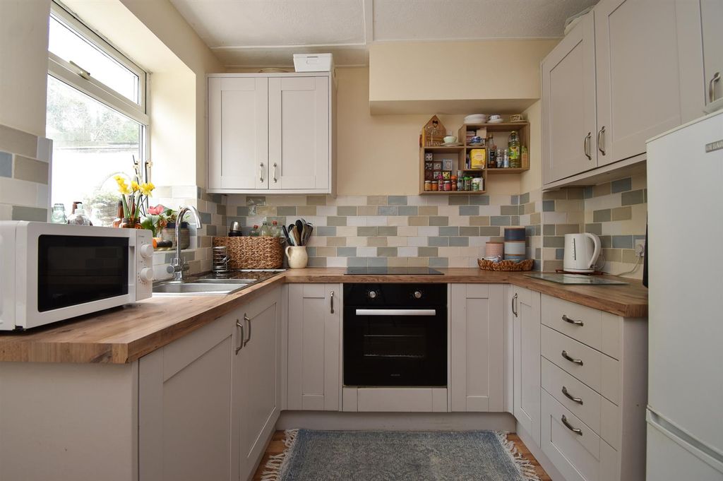 Property photo 2 of 19 Kitchen