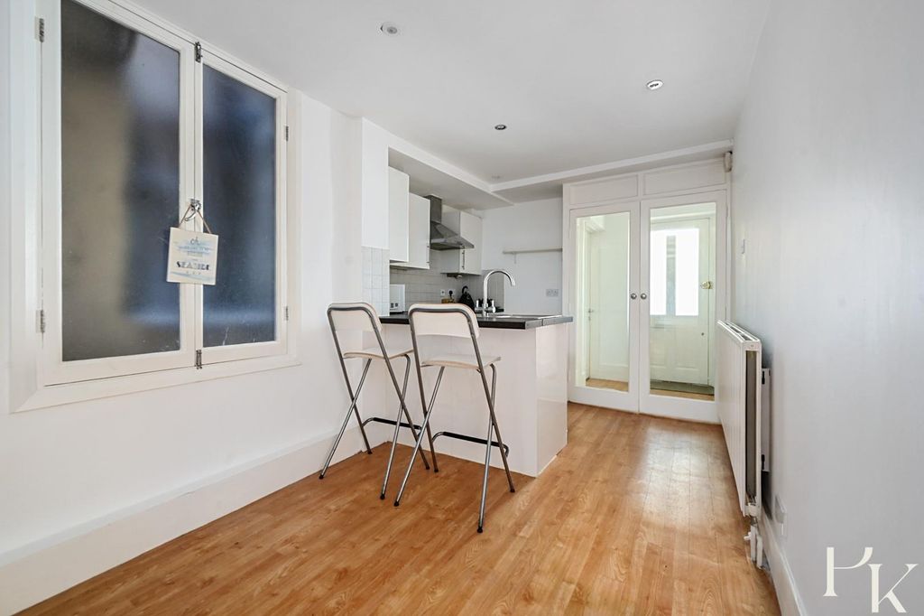 Property photo 3 of 12 22A Montpelier Cresent, Bn1 (6).Jpg