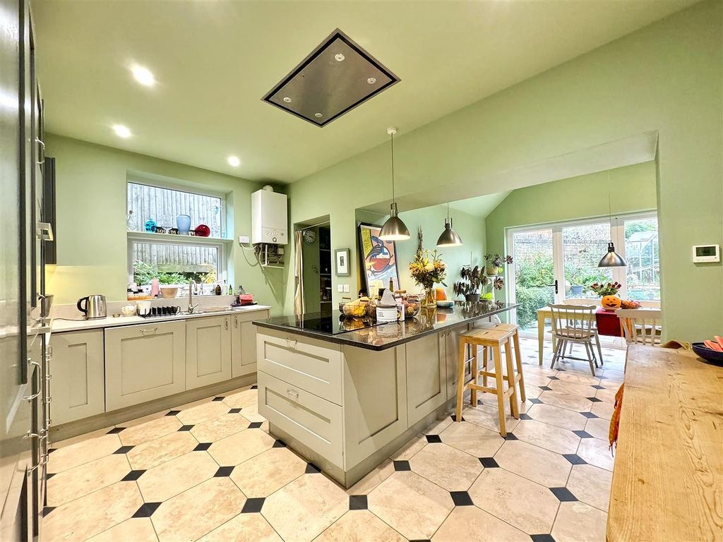 Property photo 3 of 34