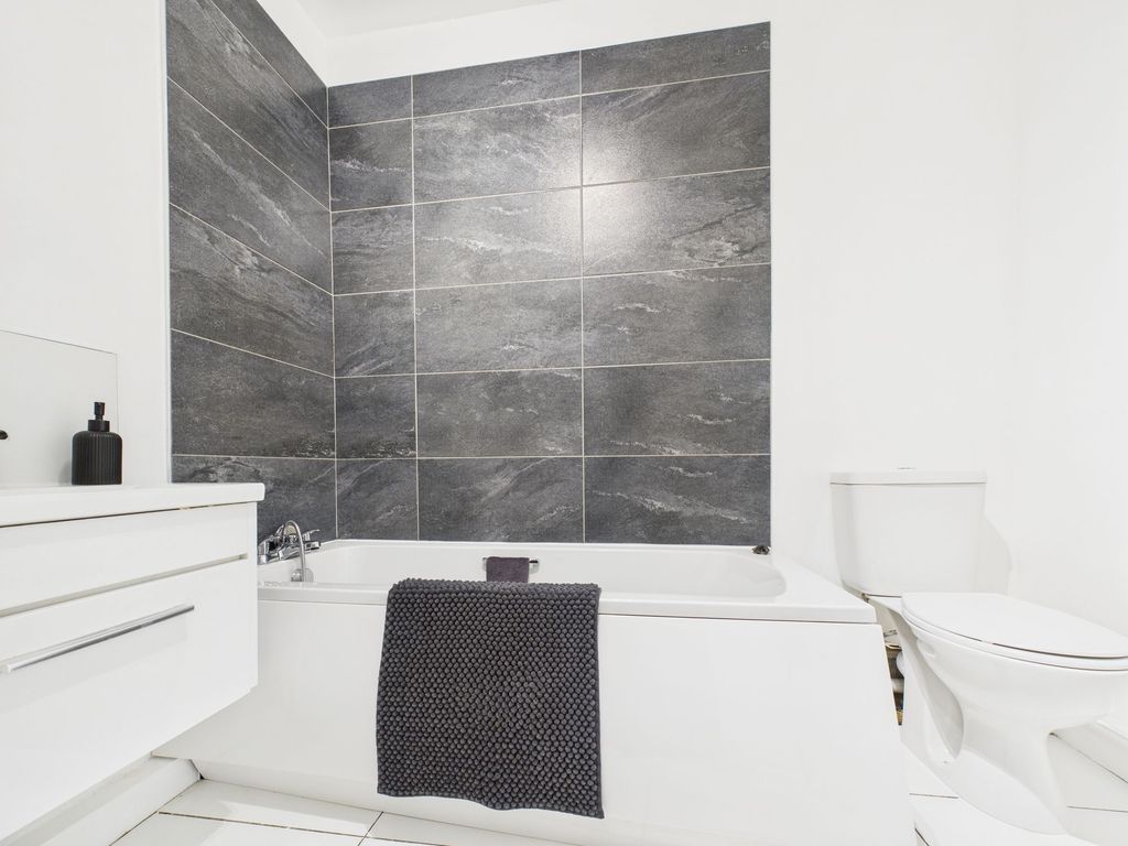 Property photo 3 of 10 Bathroom