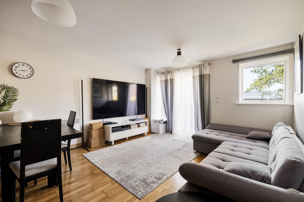 Property photo 2 of 15 Mornington Road, Ig8