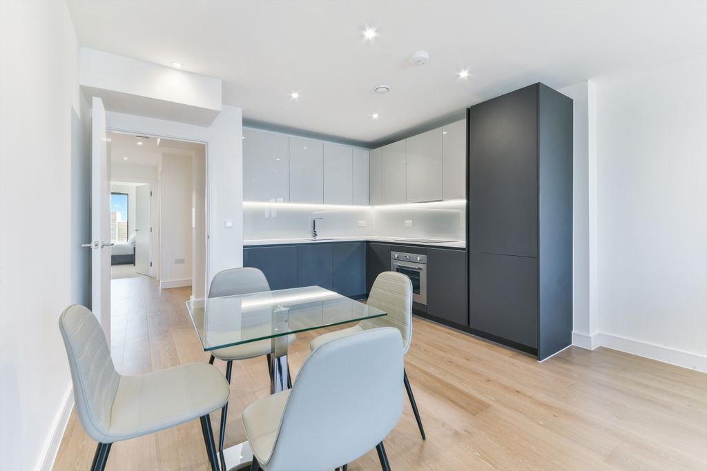 Property photo 3 of 10 Kitchen