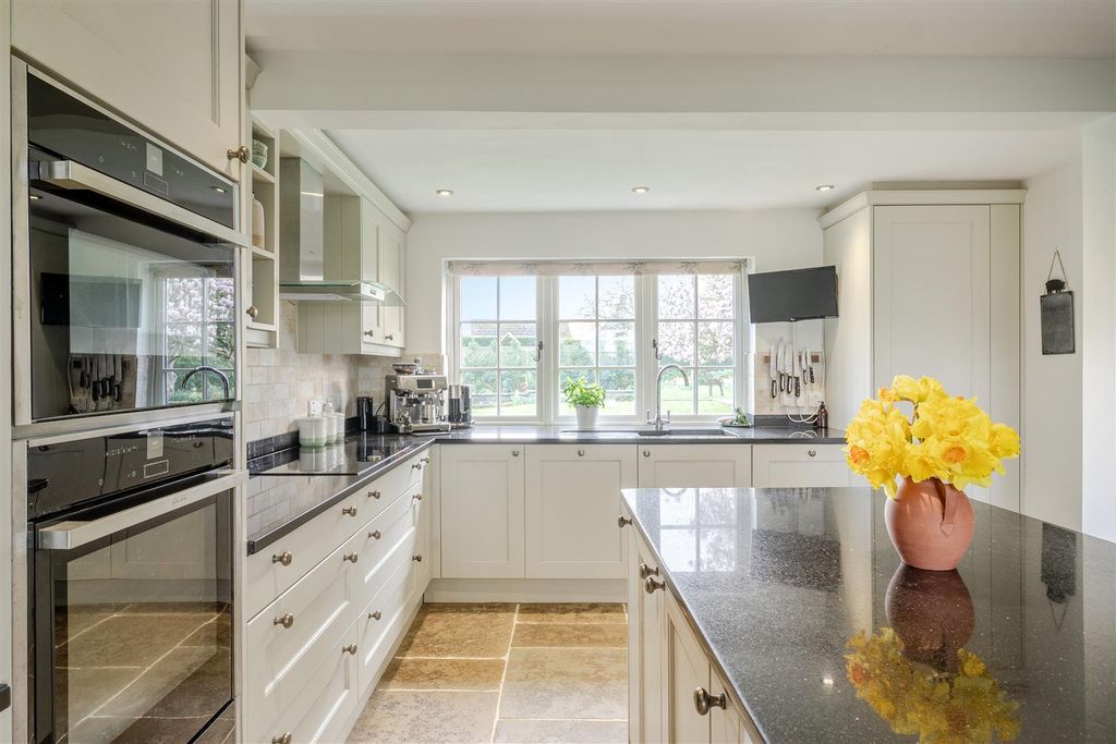 Property photo 3 of 19 Kitchen / Breakfast Room