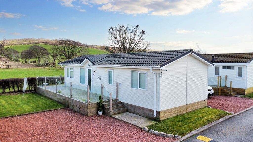 Property photo 1 of 13 Lodge 28