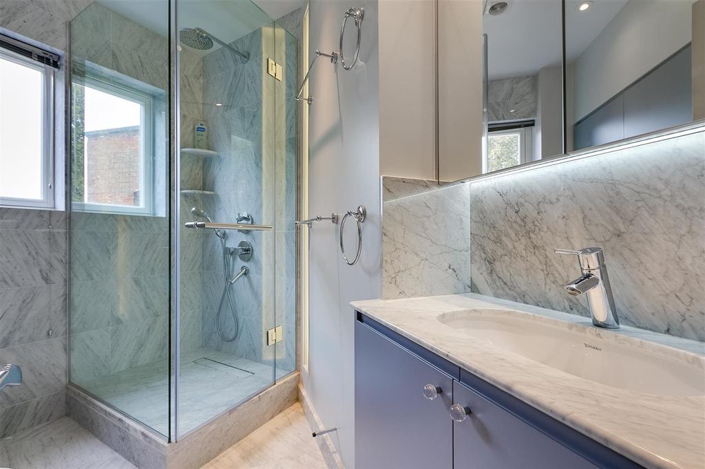Property photo 2 of 8 Bathroom