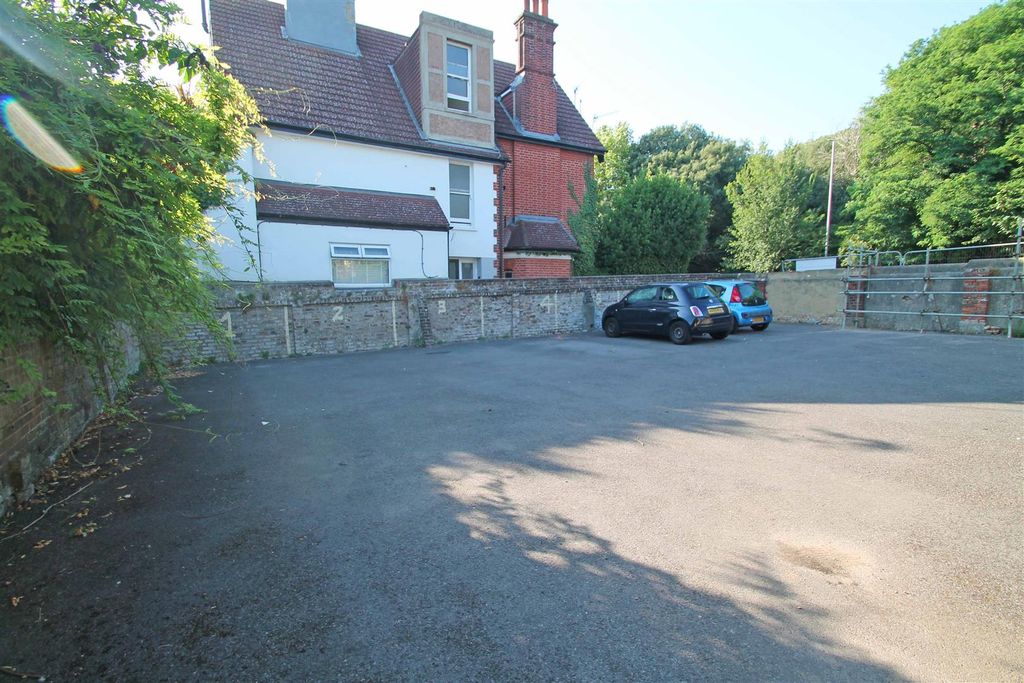 Property photo 2 of 8 Parking