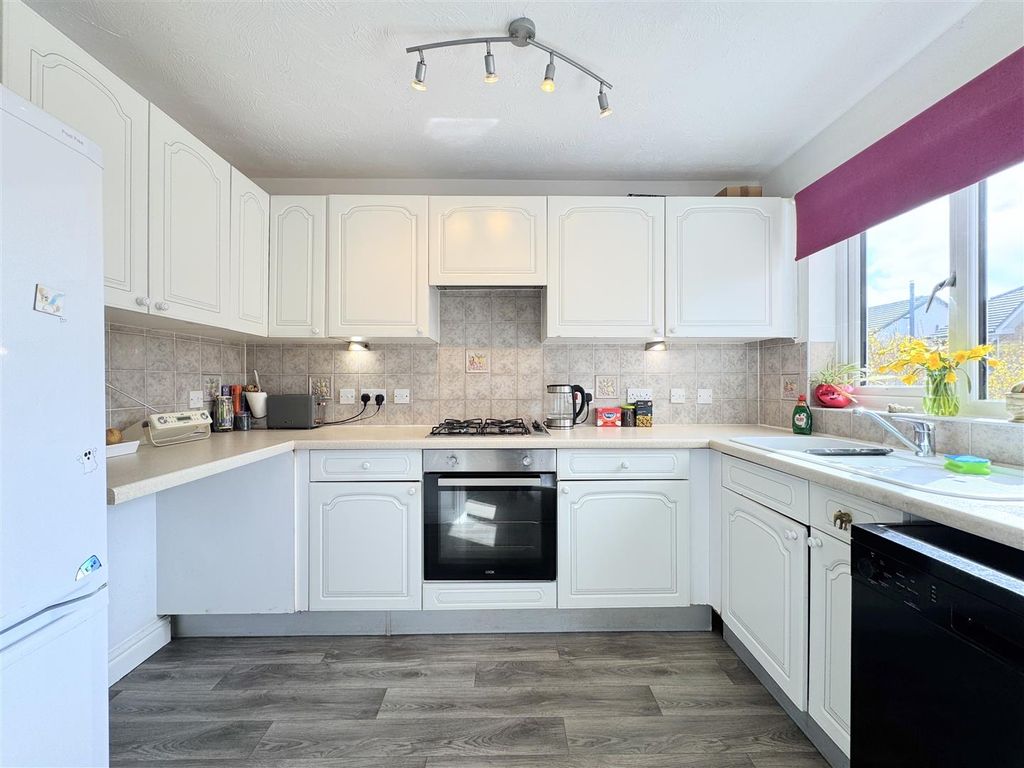 Property photo 2 of 19 Kitchen