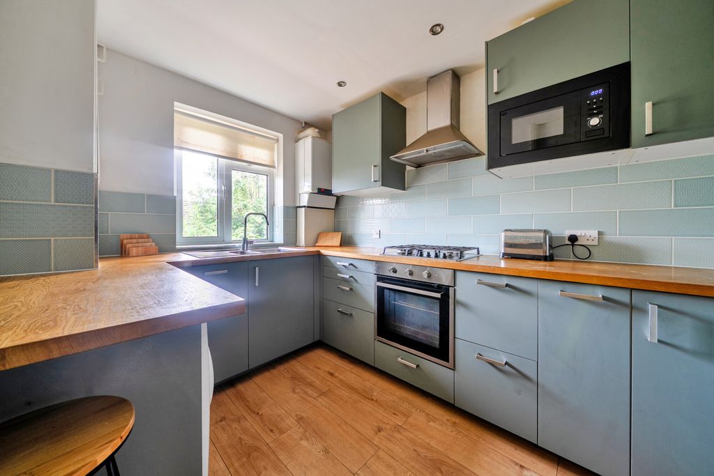 Property photo 2 of 11 1521169-12-6Aa7B9...