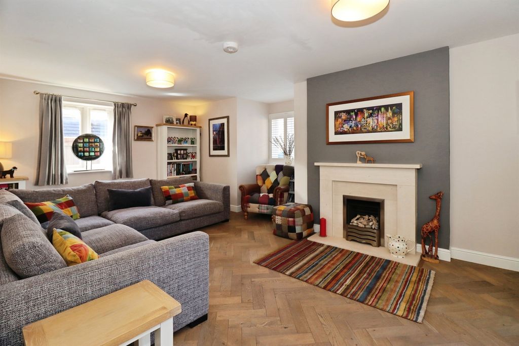 Property photo 2 of 25