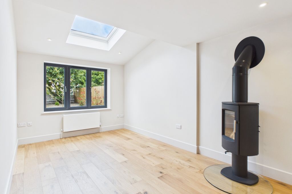 Property photo 2 of 38 Cam02519G0-Pr0411-Still021