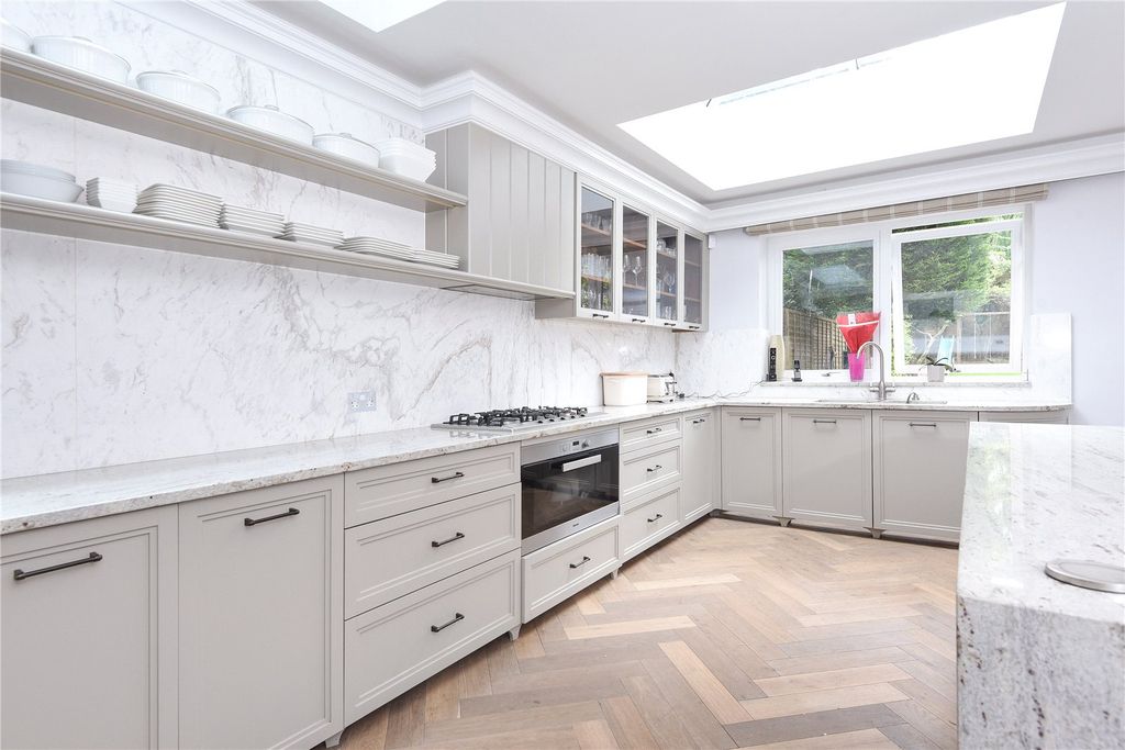 Property photo 3 of 10 Kitchen