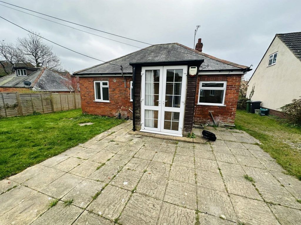 Sunnyside, Orchard Close, Hermitage RG18, 3 bed detached bungalow for ...