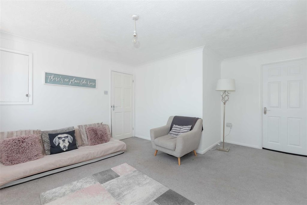 Property photo 2 of 11 Corfe Close_5.Jpg