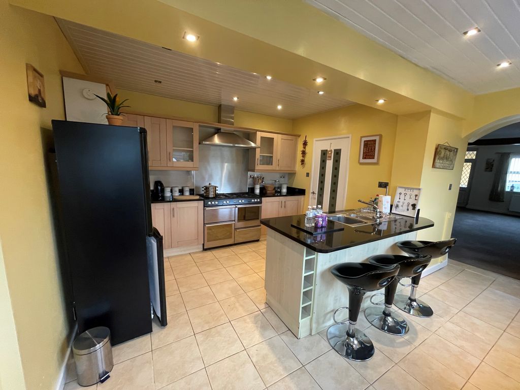 Property photo 2 of 19 Kitchen