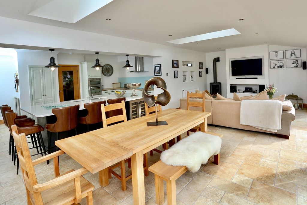 Property photo 2 of 71