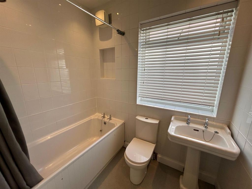 Property photo 3 of 9 Bathroom.Jpg