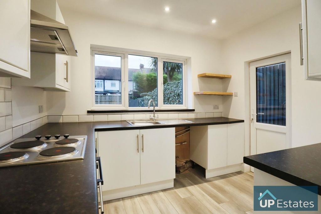Property photo 3 of 11 Kitchen