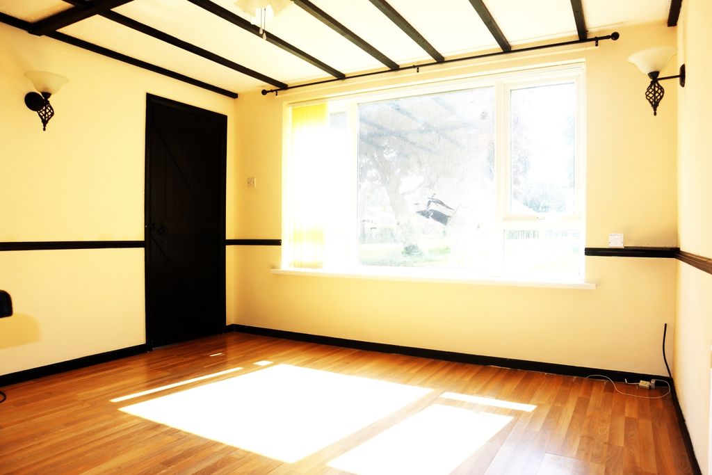 Property photo 3 of 18 Lounge