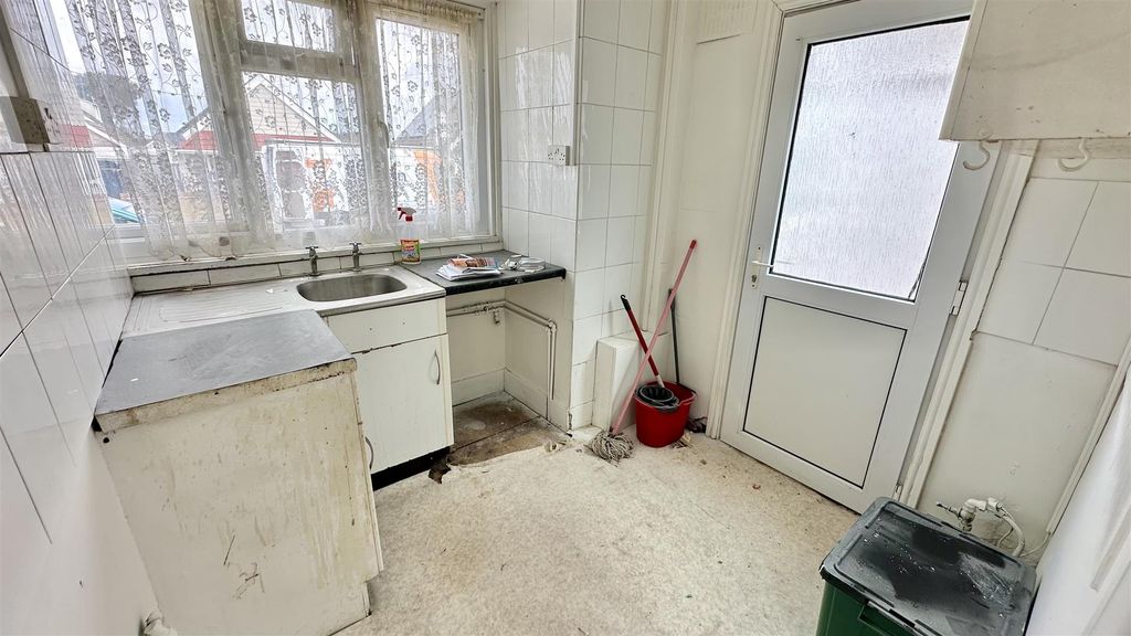 Property photo 3 of 8 Kitchen
