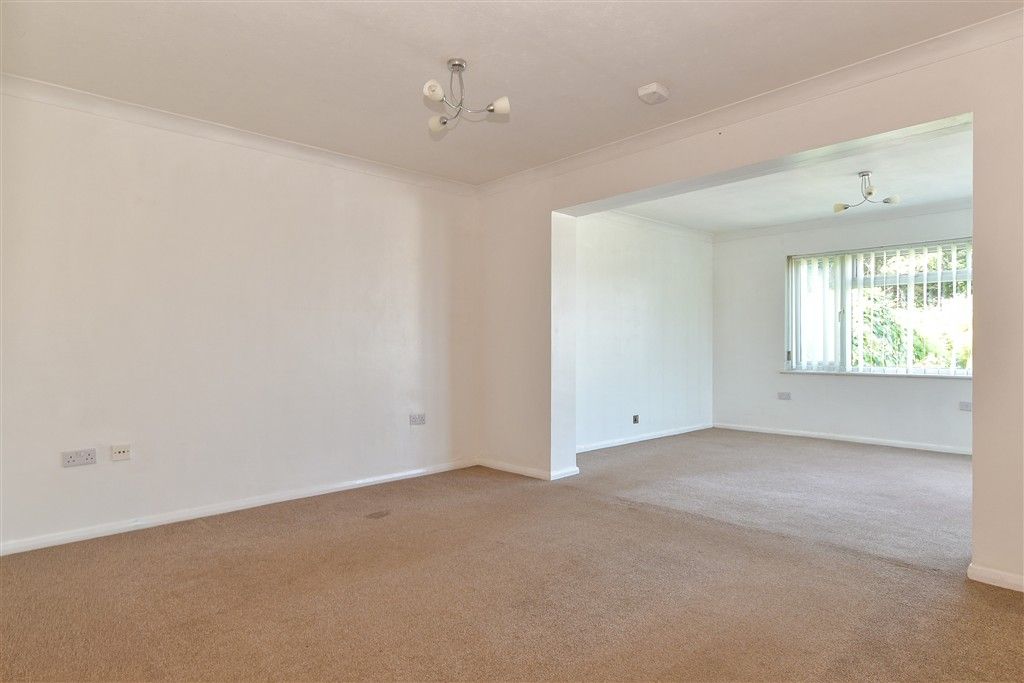 Property photo 3 of 14 Lounge