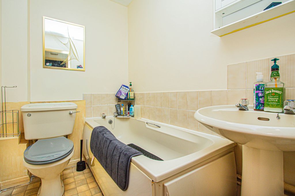 Additional image 10 of 1 bed flat for salePark Road, Irthlingborough NN9