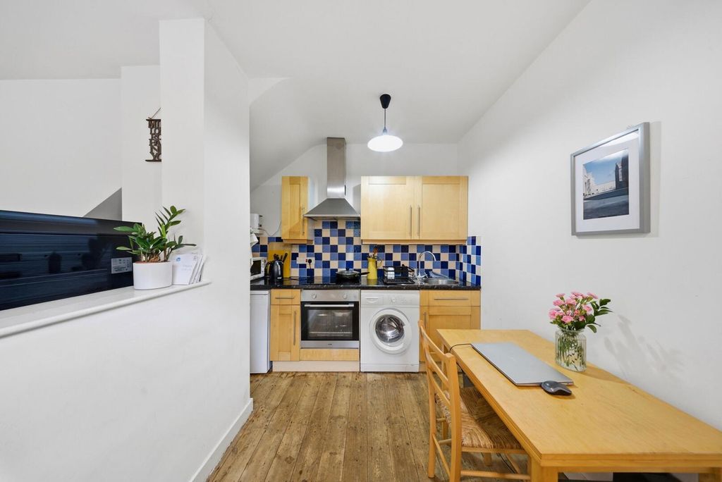 Property photo 3 of 11 Kitchen