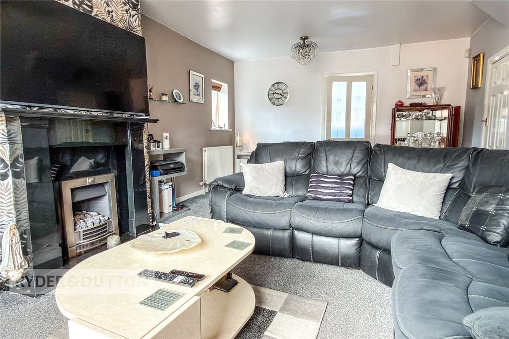 Property photo 3 of 12 Lounge