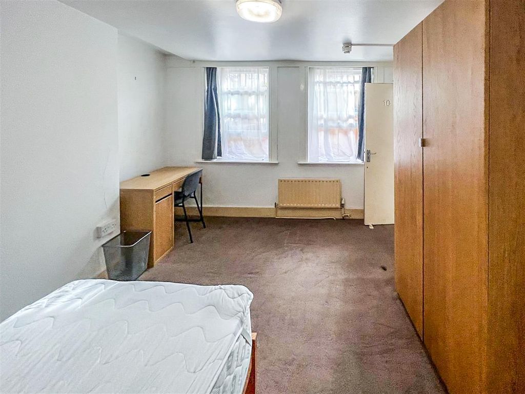 Property photo 3 of 8 Room