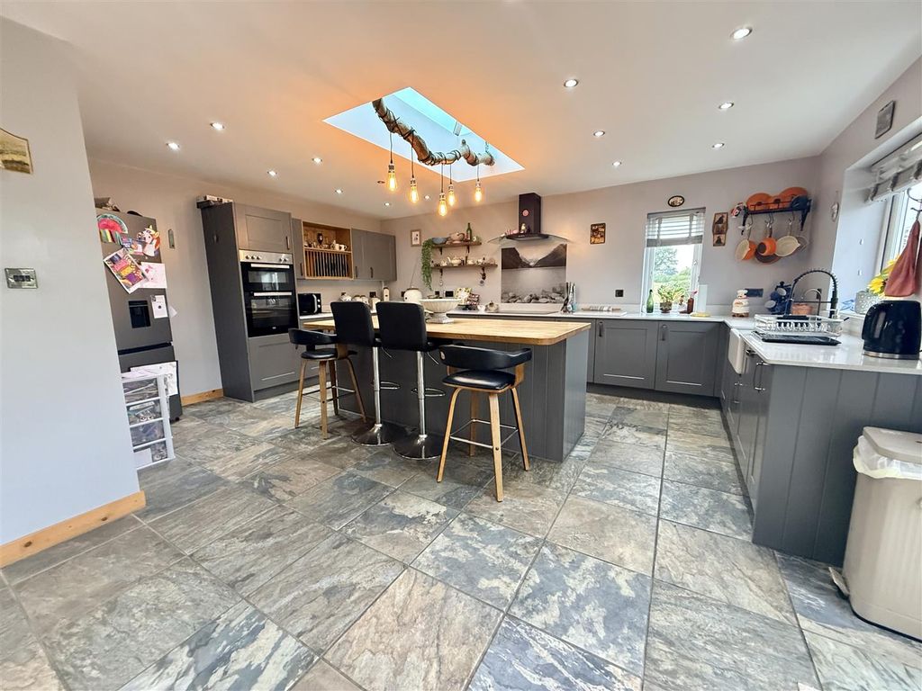 Property photo 2 of 25