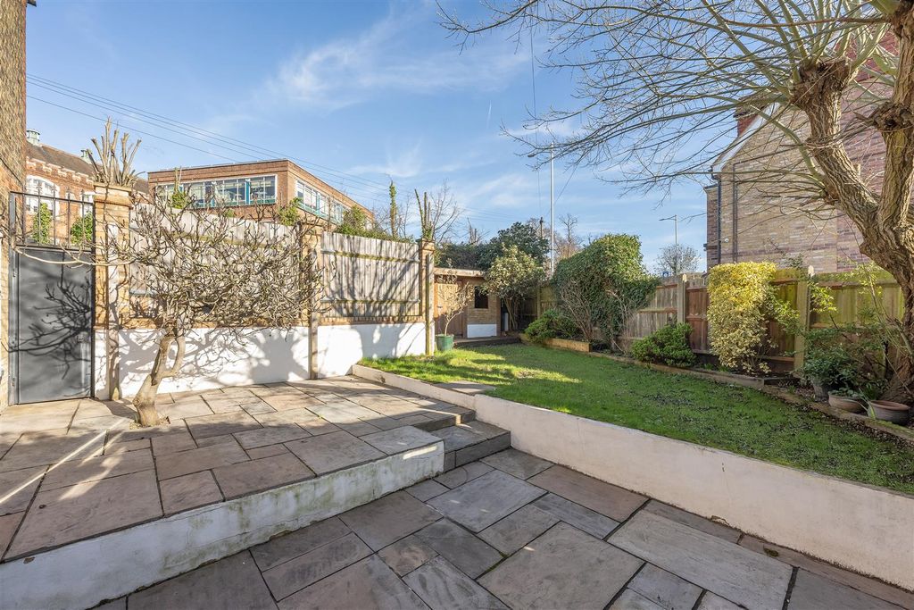 Property photo 2 of 34 Whitehall Road, Ig8