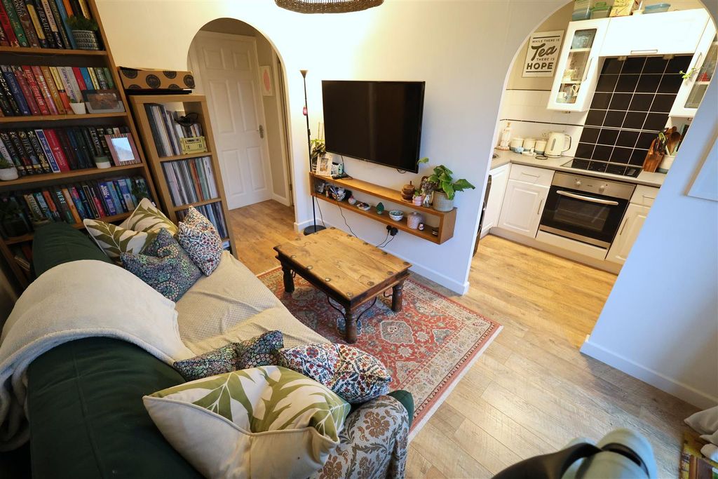 Property photo 2 of 18 Rj Lounge.Jpg