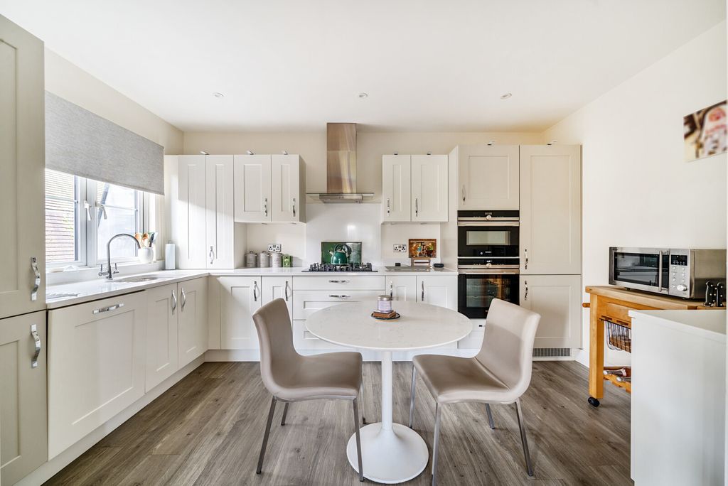 Property photo 2 of 14 Kitchen/Breakfast