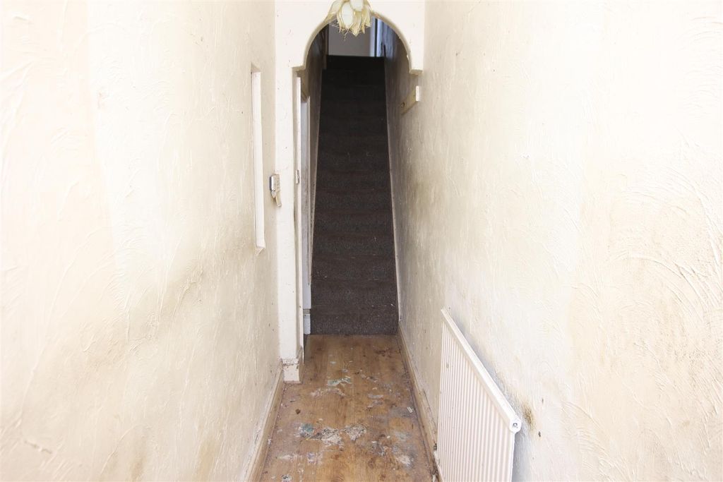 Property photo 3 of 14 Entrance Hall