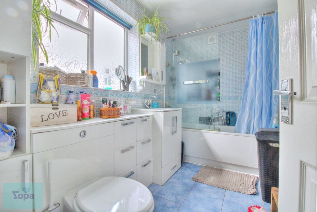 Property photo 3 of 15 0d871E8c-Bathroom