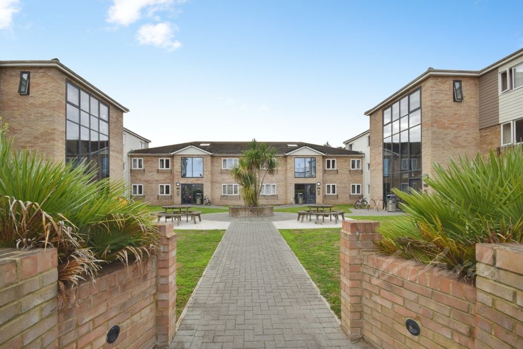 Property photo 1 of 6 Queens Court Front