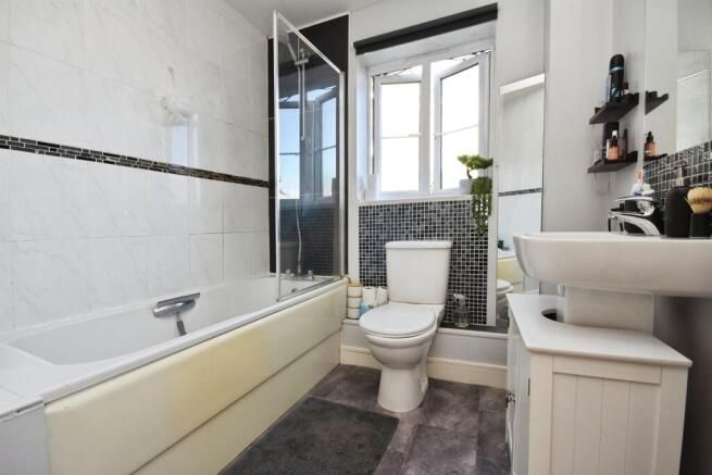 Property photo 1 of 11 Bathroom