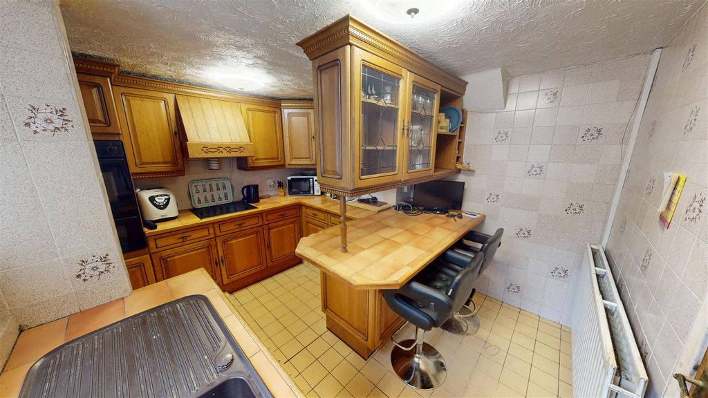 Property photo 3 of 25 Melrose Avenue Kitchen