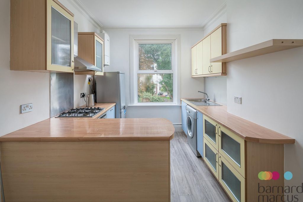 Property photo 3 of 11 Kitchen
