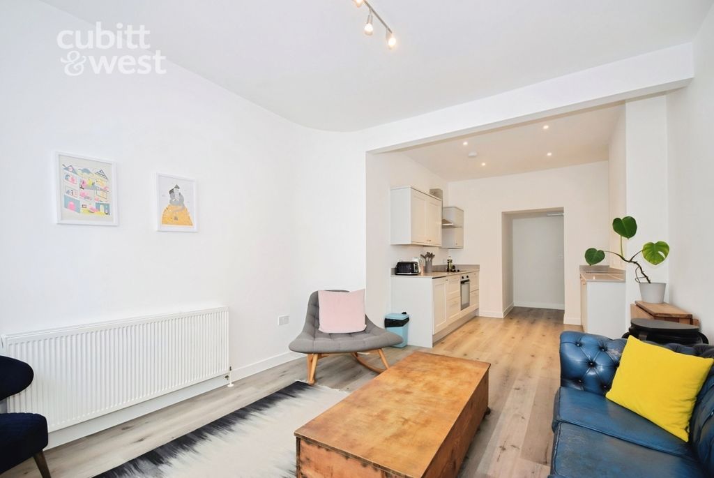 Property photo 1 of 15 Lounge