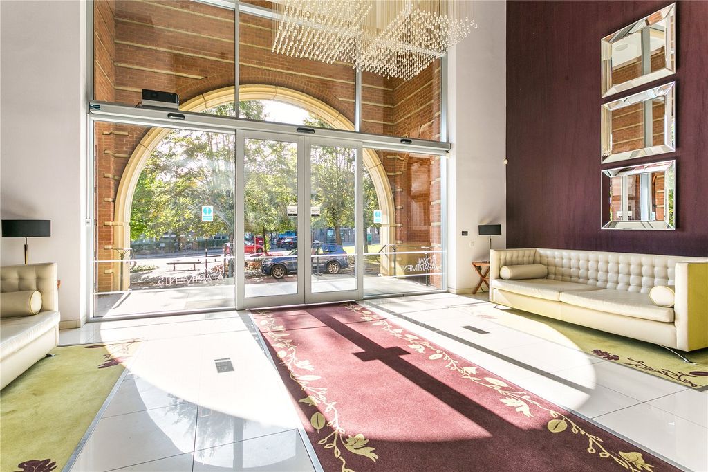 Property photo 2 of 15 Entrance Hall
