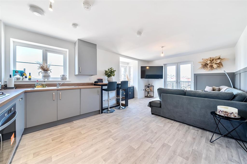 Property photo 2 of 20 Pictor Drive 2 Bedroom Flat For Sale By Guildcrest